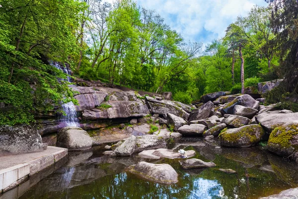 Lago de paisaje con una cascada —  Fotos de Stock