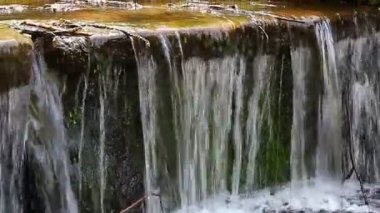 Aşağı akan şelale