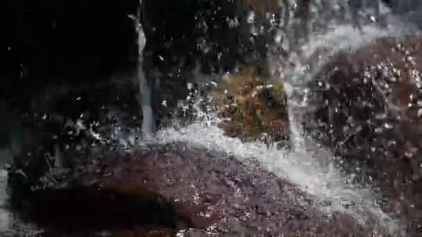 Wasserfall fließt hinunter — Stockvideo