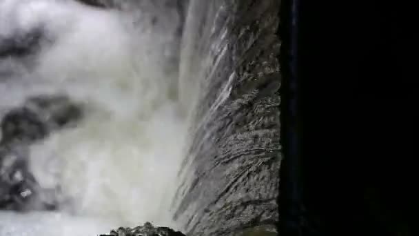 Cascade coulant vers le bas — Video