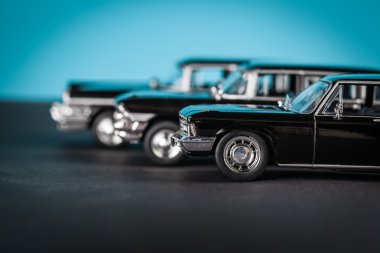 yana doğru ayakta vintage oyuncak arabalar 