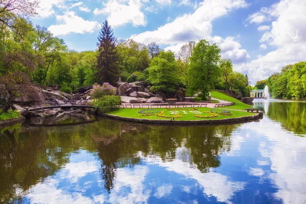 Lago de paisaje con un reflejo — Foto de Stock