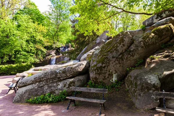 Bank, stenen en watervallen — Stockfoto