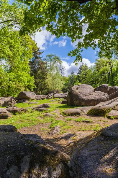 Landschap, grote rotsachtige rotsblokken — Stockfoto
