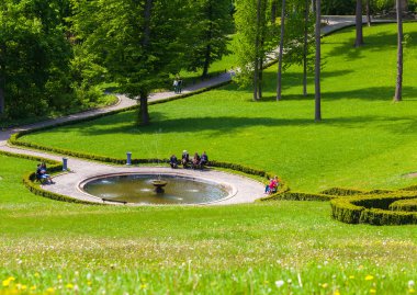 Turistlerin dinlenme bir parkta