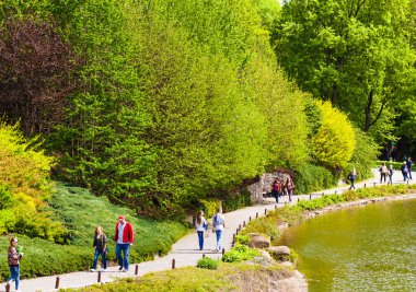 Parkta yürüyen insanlar. 
