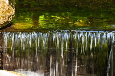 Taşların üzerinde akan dere 