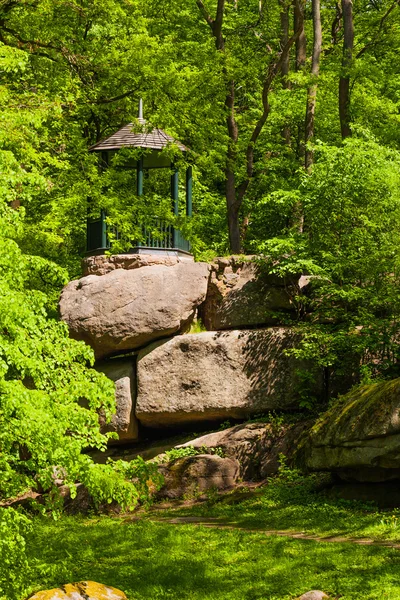 Arbor op grote rotsachtige rotsblokken — Stockfoto