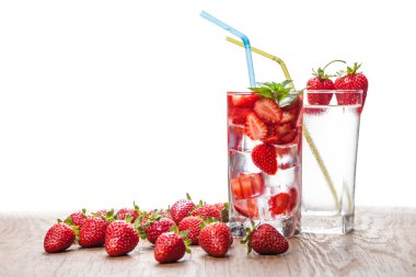 iki bardak çilek kokteyli ve çilek 