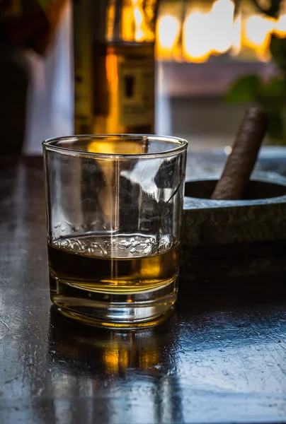 Glas whisky och cigarr — Stockfoto