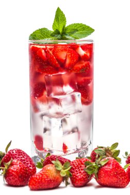 Çilekli kokteyl closeup bardak