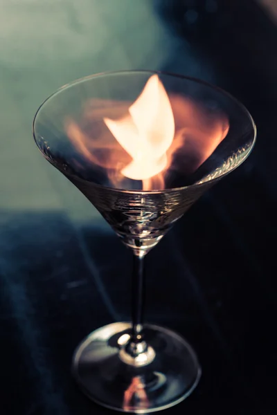 Martini Glas mit Feuer — Stockfoto