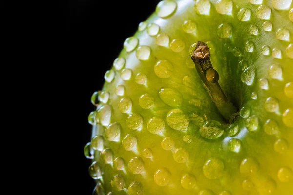 Groene appel met druppels water — Stockfoto