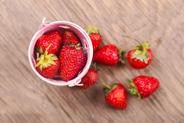 Bucket of ripe strawberries — Stock Photo, Image