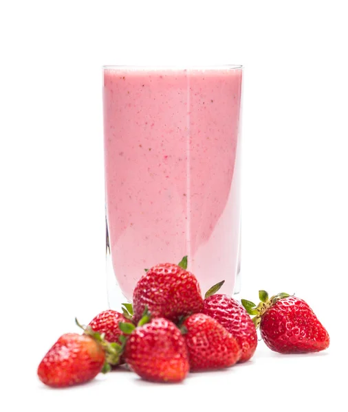 Glass of strawberry cocktail and berries closeup — Stock Photo, Image