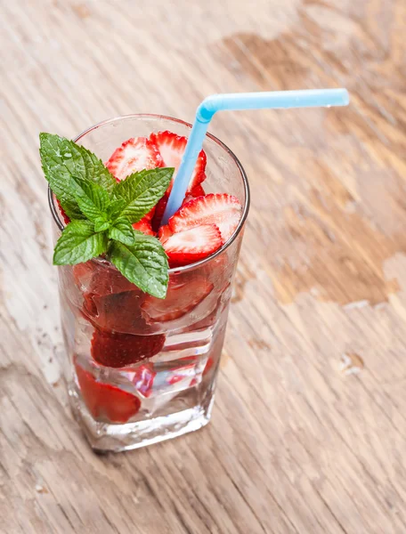 Glass of cocktail and berries closeup — Stock Photo, Image