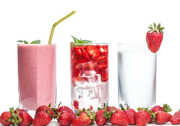 Trois verres de cocktail aux fraises et de baies — Photo