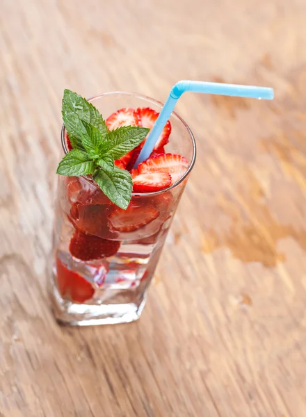 Стакан коктейля и ягод крупным планом — стоковое фото