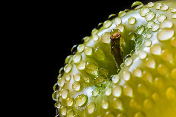 Zielone Jabłuszko z kropli wody — Zdjęcie stockowe