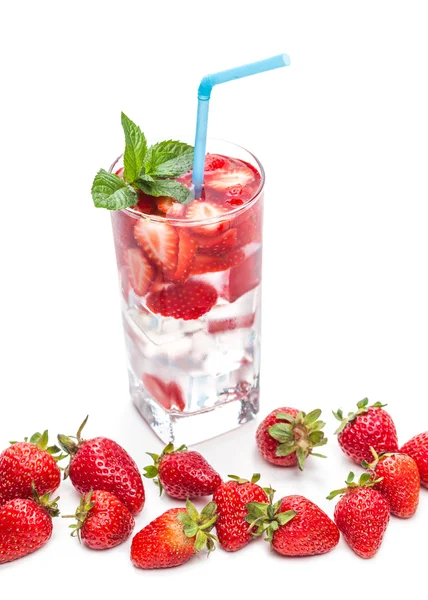 Cocktail e frutti di bosco primo piano — Foto Stock