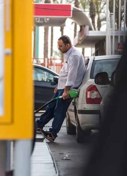 Man bij een benzinestation — Stockfoto