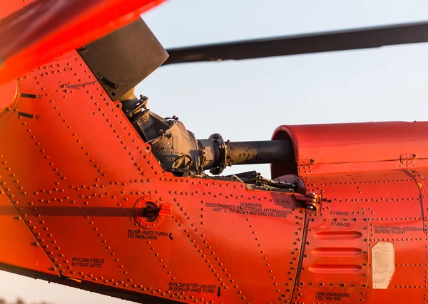 Orangefarbener Militärhubschrauber — Stockfoto