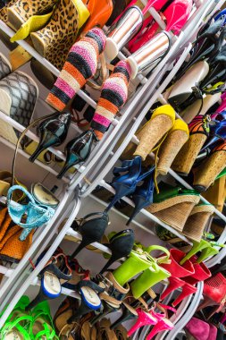 topuklar üzerinde kadın ayakkabı