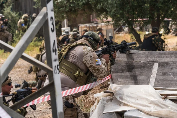 Soldiers on maneuvers — Stock Photo, Image