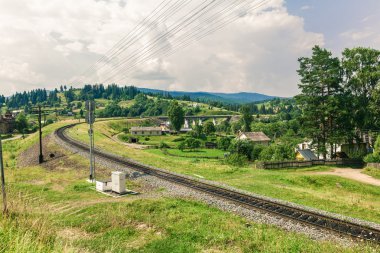 Karpatlar bir köyde üzerinden demiryolu