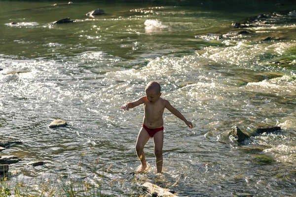 Çocuk bir dağ nehirde yıkanmak — Stok fotoğraf