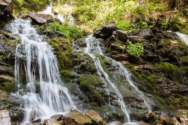 Karpat Dağlarında Şelale