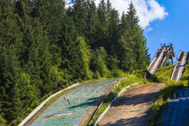 kayakçı atlar bir sıçrama tahtası 