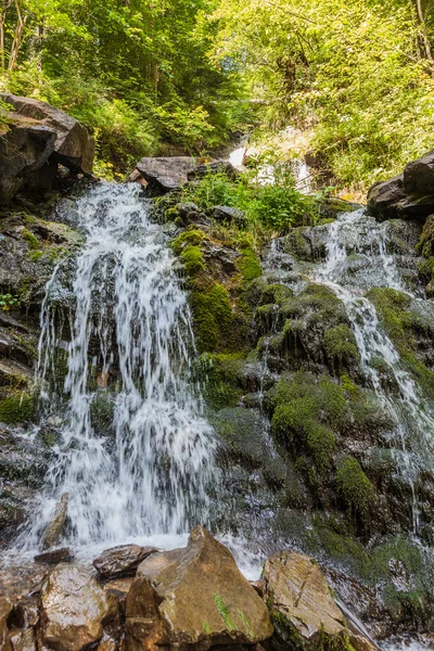 Водопад в Карпатах — стоковое фото