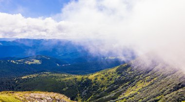 Karpatlar manzarada yaz