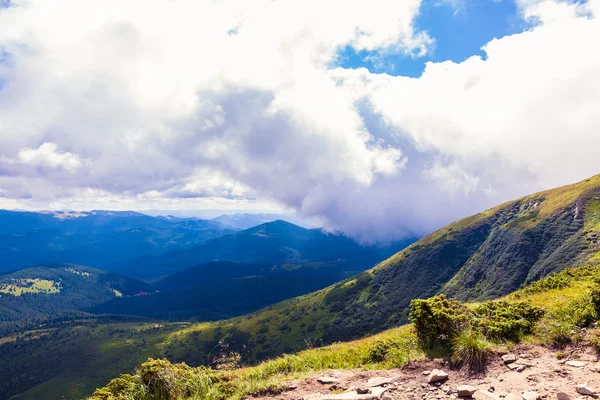 Paisagem de verão em carpathians — Fotografia de Stock