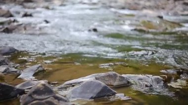 Akış açık dağ nehir