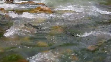 Akış açık dağ nehir