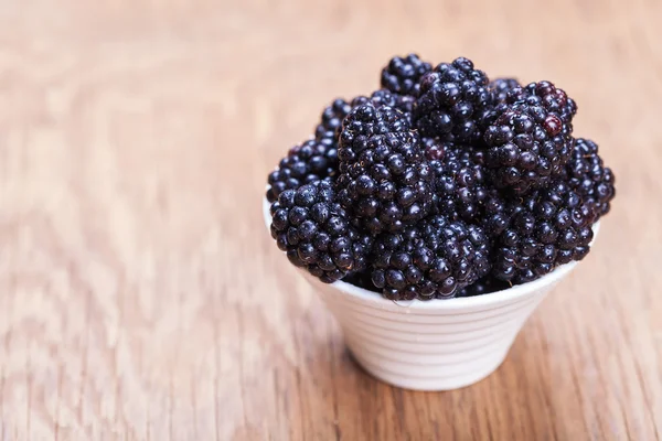 Verse blackberrys in een kom — Stockfoto