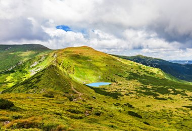 Turistler dağ gölüne gitmek