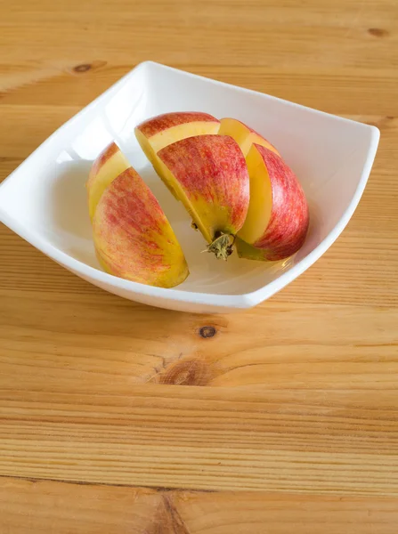 Dojrzałe pokrojone jabłko organiczne — Zdjęcie stockowe