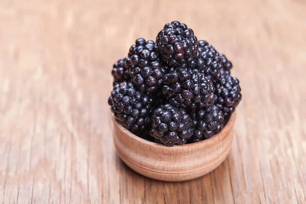 Verse blackberrys in een kom — Stockfoto