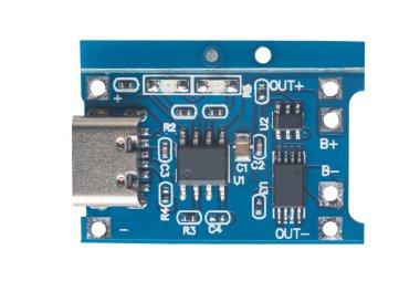 Elektronik devre kartı beyaz izole bir arkaplanda yakın plan
