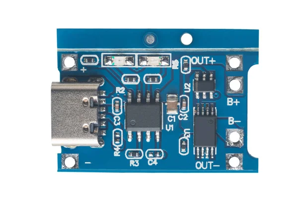 Elektronik devre kartı beyaz izole bir arkaplanda yakın plan