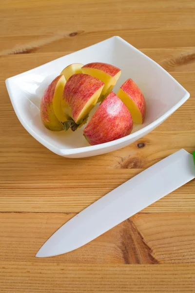Zralé jablko nakrájené organických — Stock fotografie