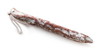 İzole edilmiş beyaz arka planda kurutulmuş sosis.