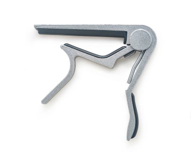 Gitar capo yakın plan beyaz izole arkaplan