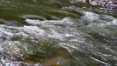 Akış açık dağ nehir