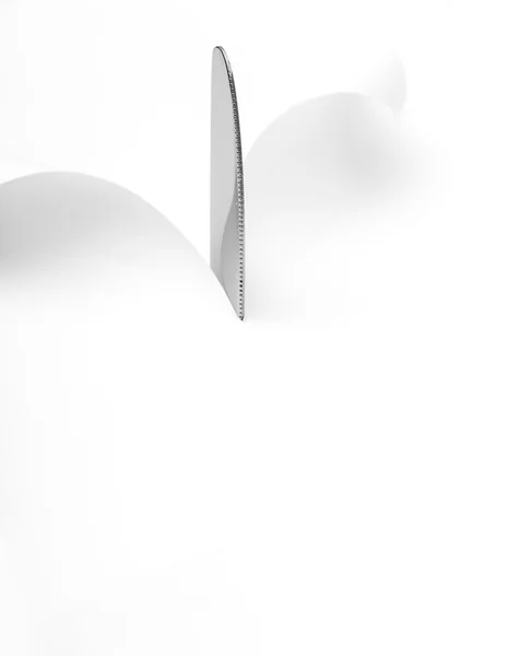 Ostrze noża kawałki białej księgi — Zdjęcie stockowe