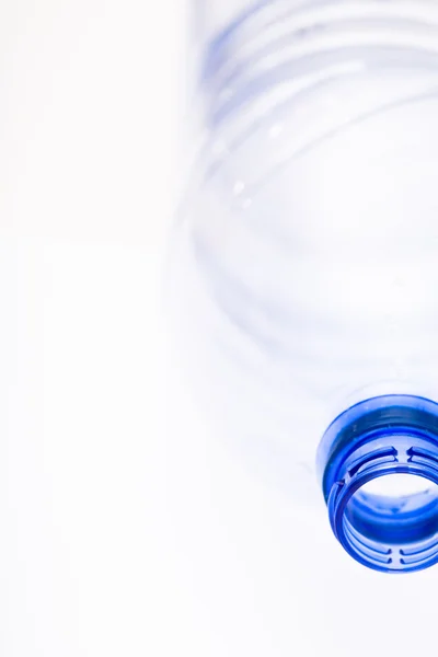 Vatten i en plastflaska — Stockfoto