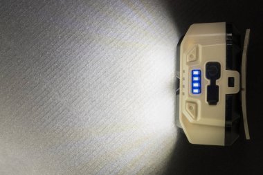 El feneri yakın plan, siyah arkaplanda.